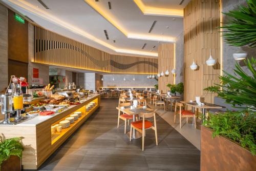 un ristorante con tavoli e sedie e un buffet di Estrella Boutique Hotel a Da Nang