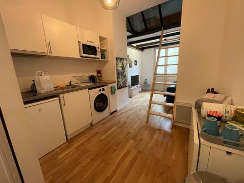 une cuisine avec une échelle menant à un salon dans l'établissement Studio mezzanine avec Terrasse privative cosy - REF MIMONT, à Cannes