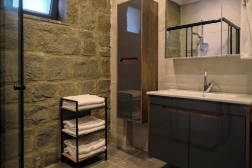 uma casa de banho com um lavatório e um espelho em VENA SUİTE em Zafanos