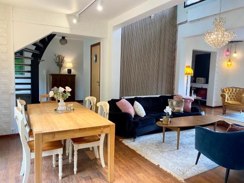 - un salon avec une table et un canapé dans l'établissement Apartment Aekta Studio 4 Gothenburg, à Göteborg
