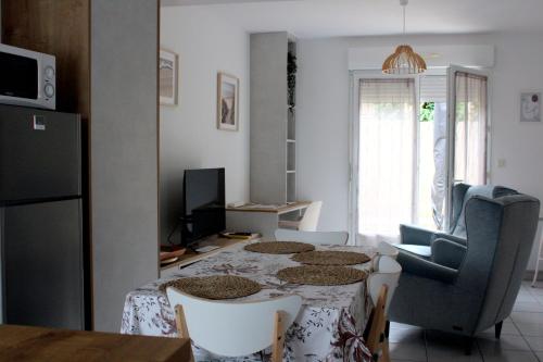 uma cozinha e sala de estar com mesa e cadeiras em Tresor de Beaurains em Beaurains