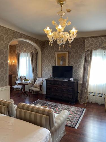 a living room with a couch and a television at Hotel Villa Condulmer in Mogliano Veneto