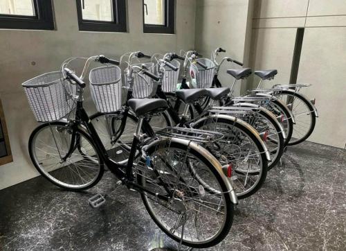 a row of bikes parked in a room at 楓葉閣溫泉會館Hot Spring Hotel in Hsin-hsing