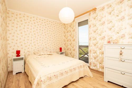 Postel nebo postele na pokoji v ubytování 976 - Lakóparkban teljes panorámás, közvetlen vízparti, 2 szobás modern apartman