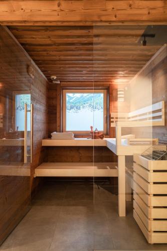 a sauna with a window and a sink and a desk at KaiserMoments in Going