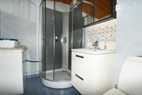 Ett badrum på Private and cozy holiday home near Slite, Gotland