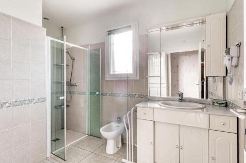 uma casa de banho com um lavatório, um WC e um chuveiro em Gîte de l'aramont Dans Le Minervois em Laure-Minervois