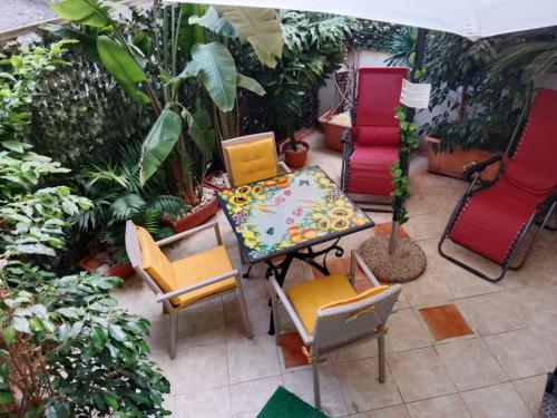 un grupo de sillas y una mesa en un patio en Casa Sicana, en Palermo