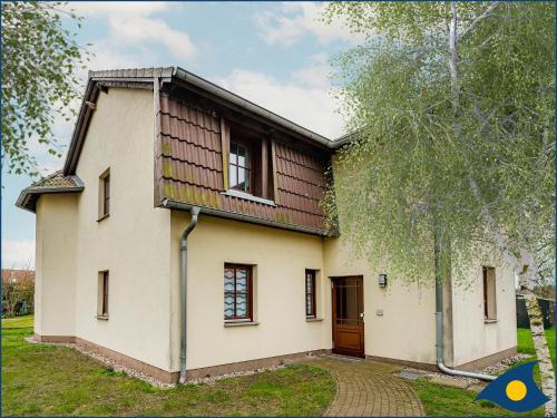 a house with a wooden roof at Ferienwohnung Hornig in Garz-Usedom