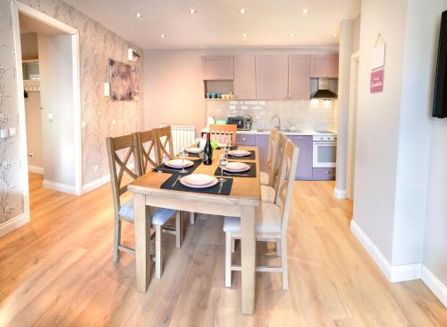 a kitchen and dining room with a table and chairs at Predela 2 Aparthotel in Bansko