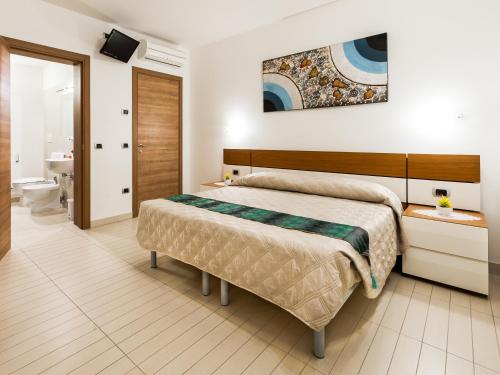 ビビオーネにあるCa' del Faro Bibioneのベッドルーム(大型ベッド1台付)、バスルームが備わります。