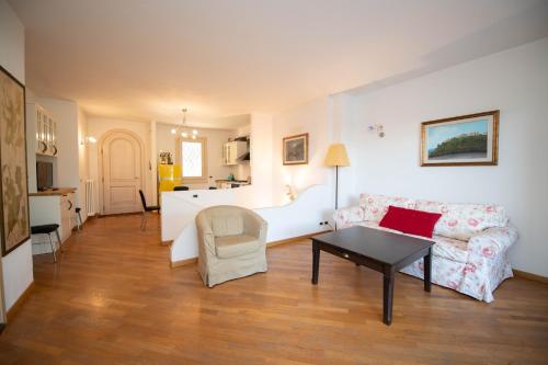 a living room with a couch and a table at Casa Vacanze Cecilia in Montinelle