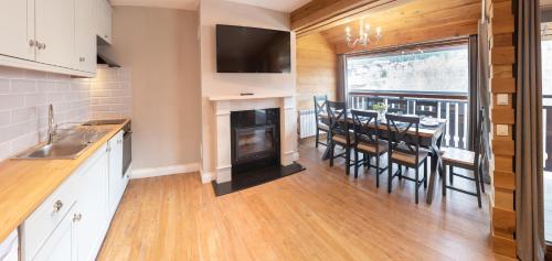 a kitchen and dining room with a table and chairs at Predela 2 Aparthotel in Bansko