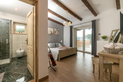 um quarto com uma cama e um chuveiro e uma casa de banho em Villa Casa Brazzana em Sovinjak