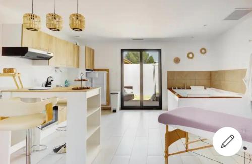 uma cozinha com um sofá roxo num quarto em L'OLYMPE DES SENS em Portiragnes