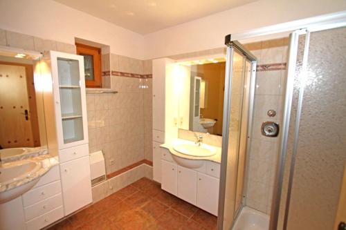 een badkamer met een wastafel, een douche en een toilet bij Ferienwohnung Königsleiten 210 - Top 1 in Königsleiten