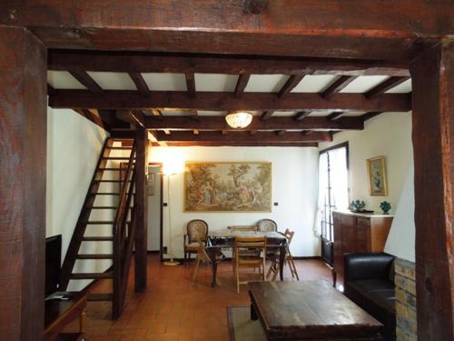un salon avec un escalier en bois et une table dans l'établissement Ayllu - Hossegor villa avec piscine et barbecue, à Soorts-Hossegor