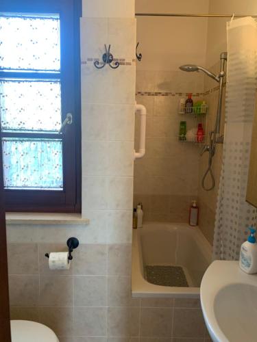 łazienka z wanną i umywalką w obiekcie Appartamento Valdichiana w mieście Bettolle