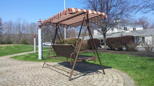 Taman di luar Anchorage Inn Rochester