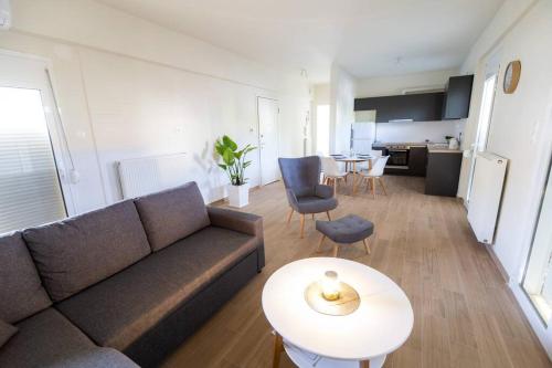 un soggiorno con divano e tavolo di Volos Horizon Oasis Apartment #1 a Volos