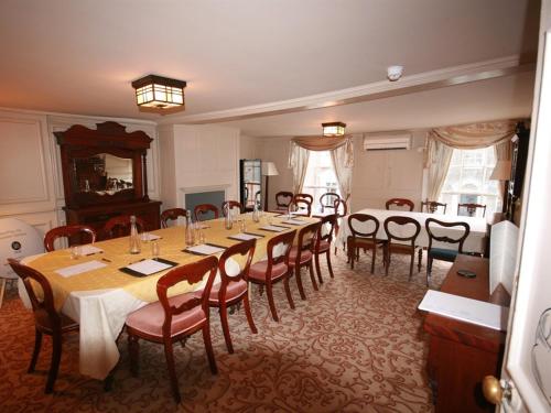 ein großes Esszimmer mit einem langen Tisch und Stühlen in der Unterkunft Colchester Boutique Hotel in Colchester