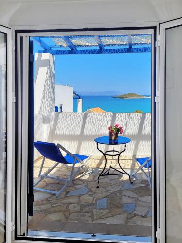 a patio with a table and chairs on a balcony at SempreViva Sea Houses in Dhiakofti