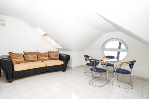 980 - Közvetlen vízparti panorámás egy légterű, tágas, tetőtéri apartman