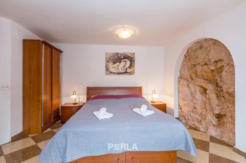 ein Schlafzimmer mit einem Bett mit zwei Handtüchern darauf in der Unterkunft Villa BELLA MARE with stunning Sea Views in Vrbnik
