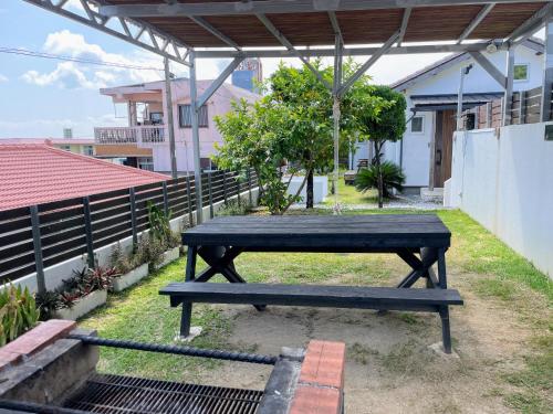 a picnic table sitting under a pavilion in a yard at マムヴィッラIn平安座島の一軒家 in Henza