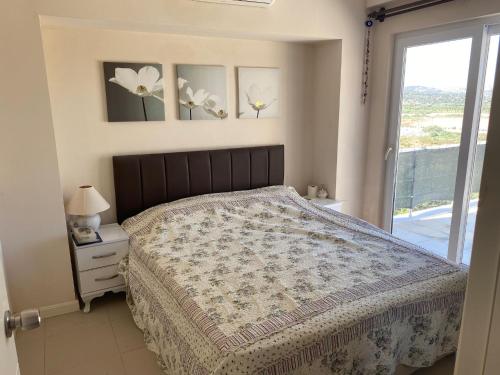Ένα ή περισσότερα κρεβάτια σε δωμάτιο στο kayra villa