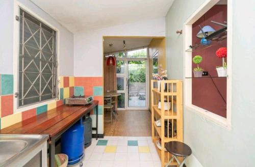 eine Küche mit farbenfrohen Wänden und einer Arbeitsplatte in der Unterkunft Village House CAC 2 in Strand Bang Tao