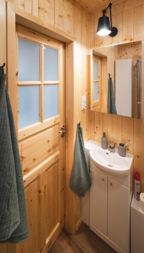 a bathroom with a sink and a mirror at Miło las widzieć in Ciwoniuki