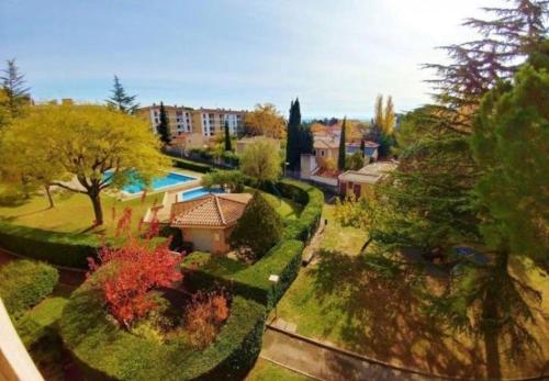 une vue aérienne d'une maison avec un jardin dans l'établissement Magnifique T3 rénové, 15min à pied CV, pkg privé, à Aix-en-Provence