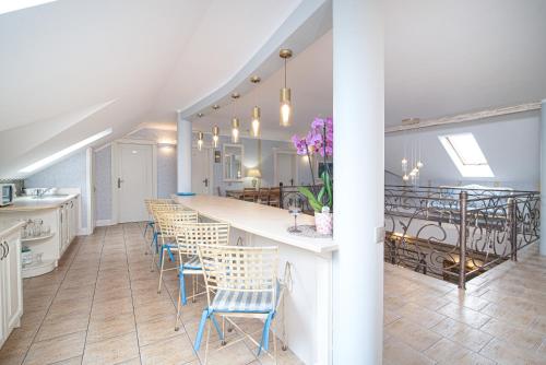 a kitchen and dining room with a table and chairs at Villa Mare in Łeba