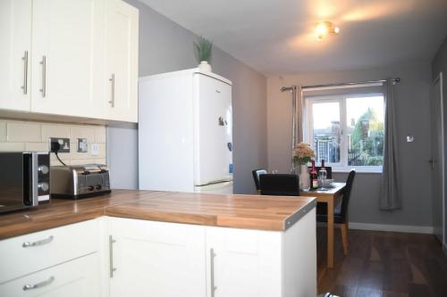 Η κουζίνα ή μικρή κουζίνα στο 2ndHomeStays- Willenhall-A Serene 3 Bed House with a Garden View-Suitable for Contractors and Families-Sleeps 9 - 7 mins to J10 M6 and 21 mins to Birmingham