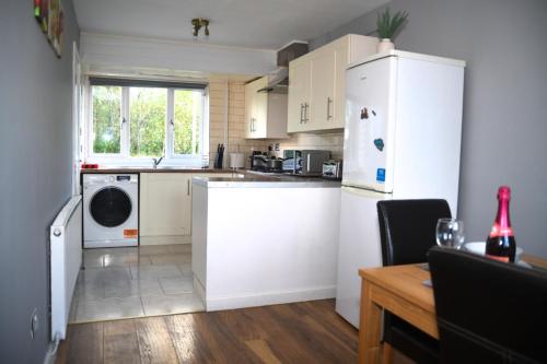 Η κουζίνα ή μικρή κουζίνα στο 2ndHomeStays- Willenhall-A Serene 3 Bed House with a Garden View-Suitable for Contractors and Families-Sleeps 9 - 7 mins to J10 M6 and 21 mins to Birmingham