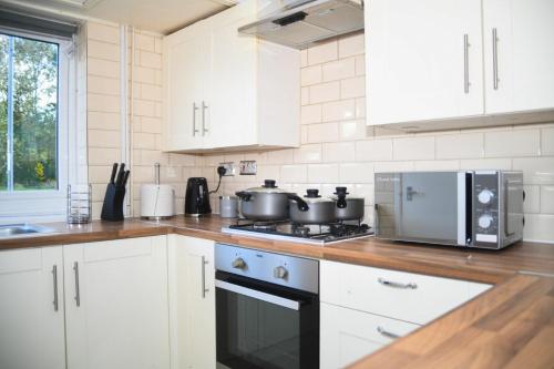 Η κουζίνα ή μικρή κουζίνα στο 2ndHomeStays- Willenhall-A Serene 3 Bed House with a Garden View-Suitable for Contractors and Families-Sleeps 9 - 7 mins to J10 M6 and 21 mins to Birmingham