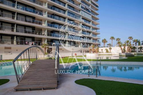 Blick auf den Apartmentkomplex vom Pool aus in der Unterkunft Casa Noe Ivan Luxury Homes 5ªPlta Norte 1ªLinea in Oropesa del Mar