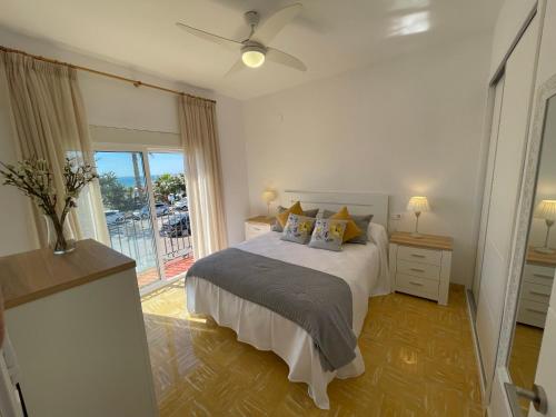 1 dormitorio con cama y ventana grande en Casa Julia Apartamento Playa Benajarafe, en Vélez-Málaga