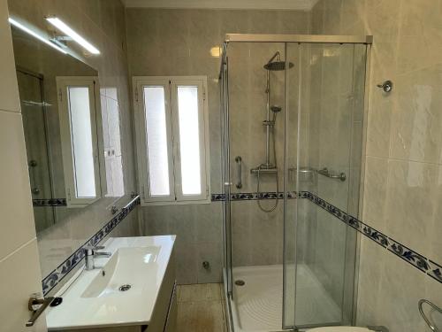y baño con ducha y lavamanos. en Casa Julia Apartamento Playa Benajarafe, en Vélez-Málaga