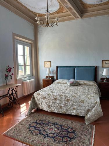 um quarto com uma cama grande e um tapete em Castellinaria em Lari