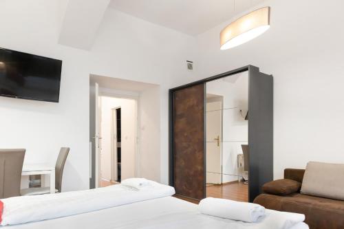 een woonkamer met 2 bedden en een spiegel bij Modern 1BR Apart- Suitable for Longstays in Wenen