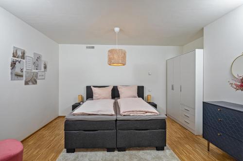 1 dormitorio con 1 cama con almohadas rosas en WohnFühlen in Dresden, en Dresden