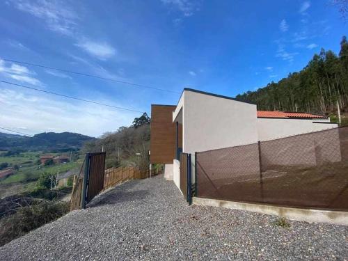 a house on a hill with a fence at Casa en Aldea 20 in Sales