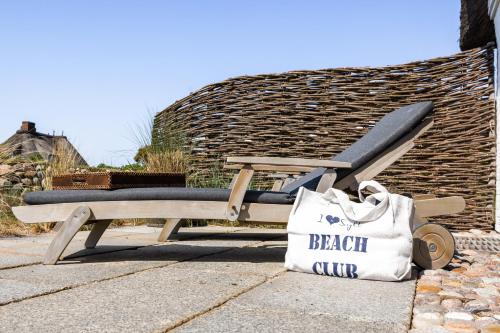 a bench with a tote bag next to it at Ferienhaus Miarwuefki in Rantum