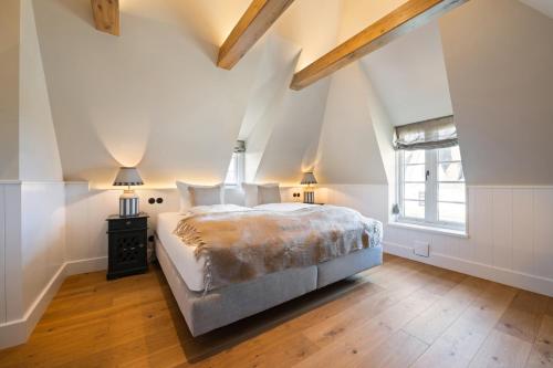 Un dormitorio con una cama grande y una ventana en Ferienhaus Miarwuefki en Rantum