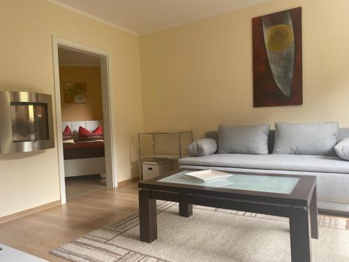 ein Wohnzimmer mit Couch und Tisch in der Unterkunft Weinrebe Oberhermsdorf nahe Dresden in Wilsdruff