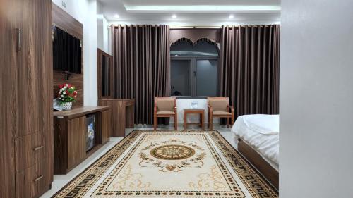 um quarto com uma mesa, uma cama e uma sala de jantar em Friend Hotel Hà Giang em Ha Giang