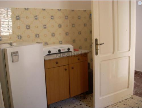 een keuken met een witte koelkast en een fornuis bij Casa Rosetta in San Marco dʼAlunzio