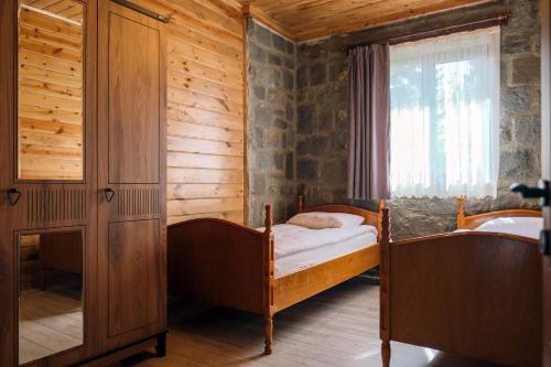 um quarto com 2 camas e uma janela em VENA SUİTE em Zafanos